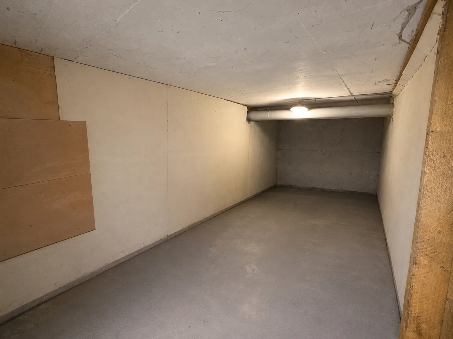 Leere und gefegte Garage nach einer Garagenentrümpelung durch den Fachbetrieb