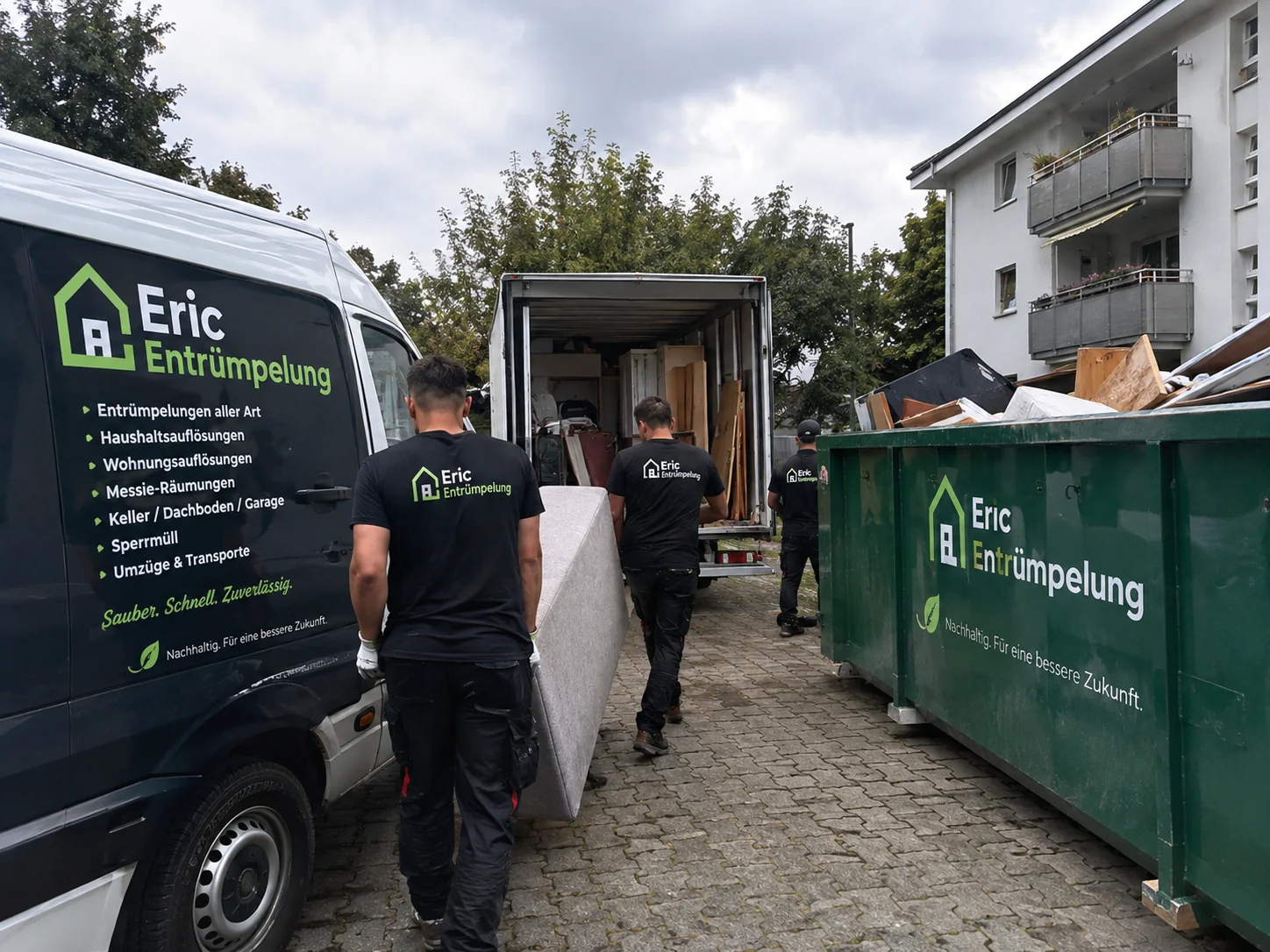 Team der Entrümpelungsfirma belädt einen Container mit Sperrmüll bei der Sperrmüllentsorgung
